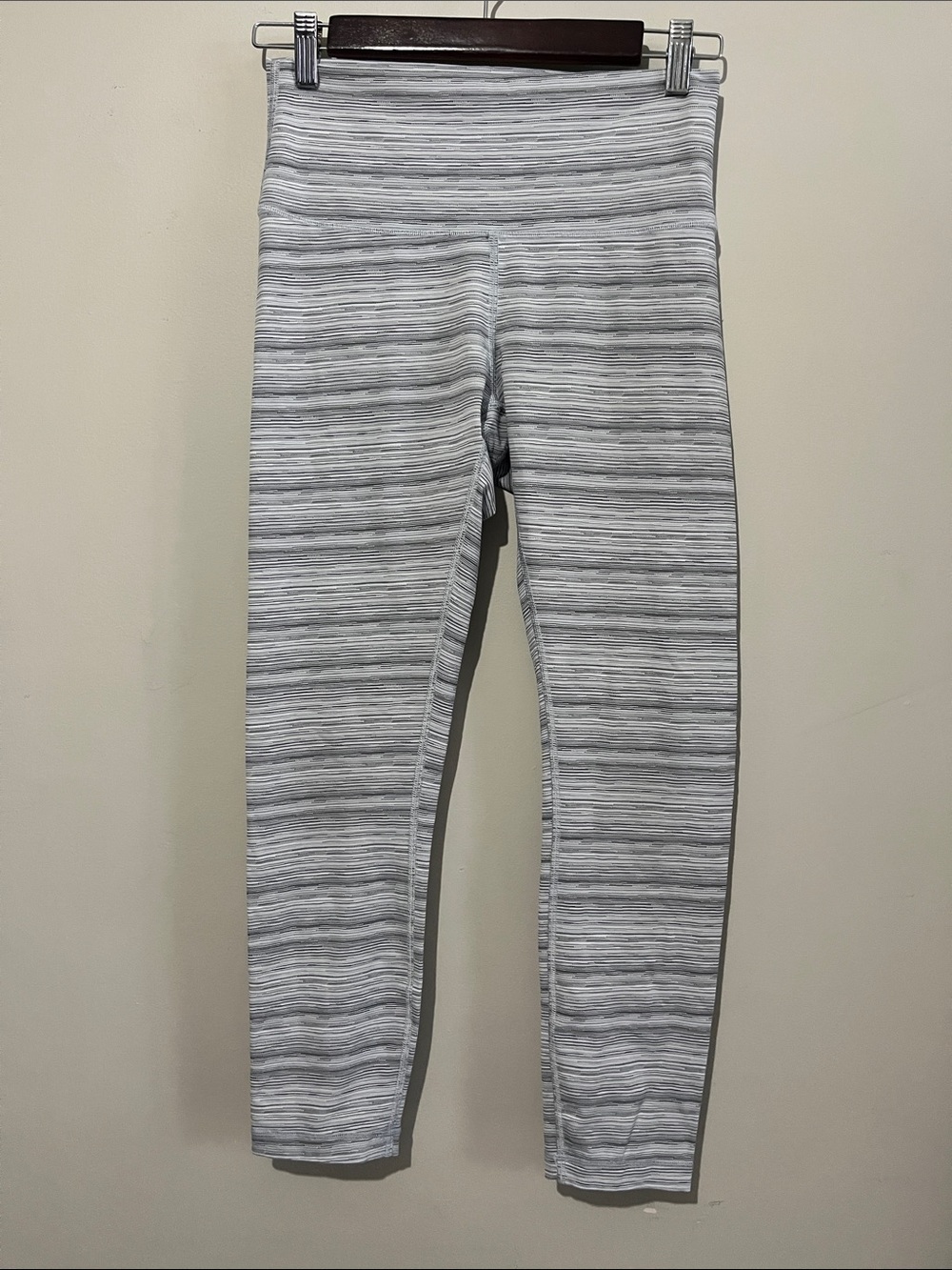 Lululemon High Times Pant *Luxtreme
Cyber Stripe White Silver Fox size 8